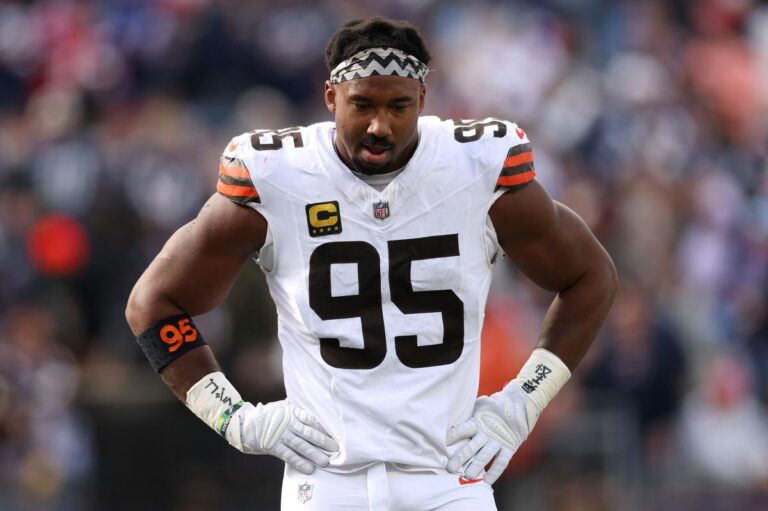 myles-garrett-95-cleveland-browns-114247838.jpg