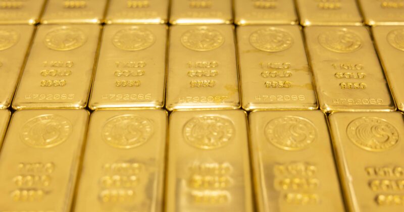 Gold rises on softer oil prices; U.S. jobs data, Fed rate outlook on tap